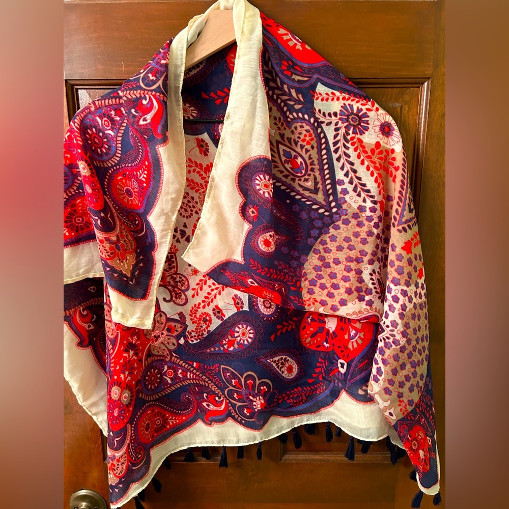 💜 CLEARANCE 2/5 UNA TALLA Pretty paisley cotton scarf with tassels.